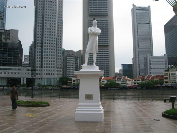 Памятник основателю Сингапура